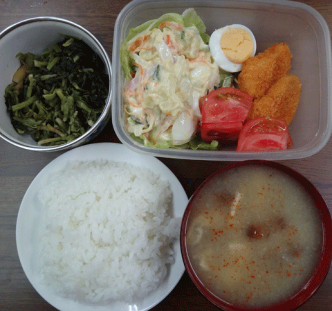 株式会社日食　今日のお昼ごはん　ごはん　味噌汁　エビ寄せフライ　ポテトサラダ　トマト　大根葉の漬物