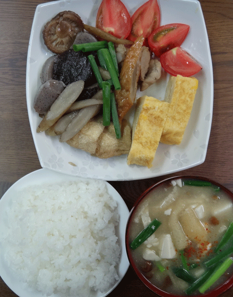 株式会社日食　今日のお昼ごはん　ごはん　味噌汁　お煮しめ　玉子焼き　トマト