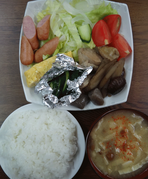 株式会社日食　今日のお昼ごはん　ごはん　味噌汁　お煮しめ　玉子焼き　きゅうりの漬物　ウインナー　トマト　サラダ