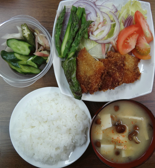 株式会社日食　今日のお昼ごはん　ごはん　味噌汁　豚のミルフィーユカツ　アスパラガス　サラダ　トマト　自家製ヌカ漬け