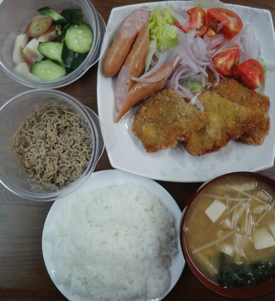 株式会社日食 今日のお昼ごはん ごはん 味噌汁 豚のミルフィーユかつ ウインナー サラダ ちりめん山椒 自家製ヌカ漬け