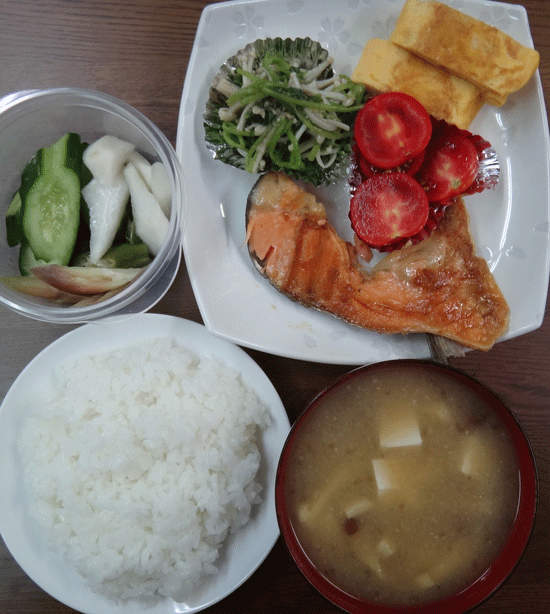 株式会社日食　今日のお昼ごはん　ごはん　味噌汁　塩鮭のカマ　玉子焼き　トマト　三つ葉のおひたし　自家製ヌカ漬け