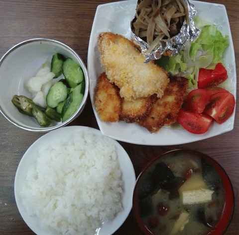 株式会社日食　今日のお昼ごはん　ごはん　味噌汁　鶏むね肉のフライ　サラダ　トマト　自家製ヌカ漬け