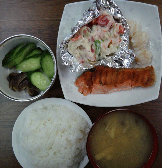 株式会社日食　今日のお昼ごはん　ごはん　味噌汁　塩鮭　えびシュウマイ　サラダ　自家製ヌカ漬け