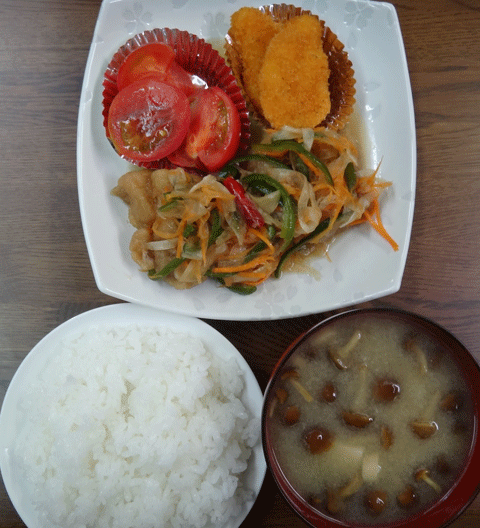 株式会社日食　今日のお昼ごはん　ごはん　味噌汁　鶏の南蛮漬け　エビ寄せフライ　トマト