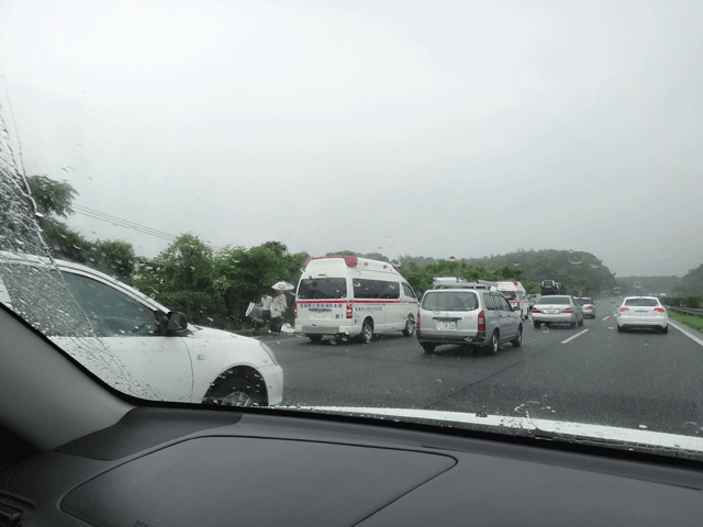 株式会社日食　事故渋滞　九州道　下り線　筑紫野ＩＣ付近　福岡県筑紫野市