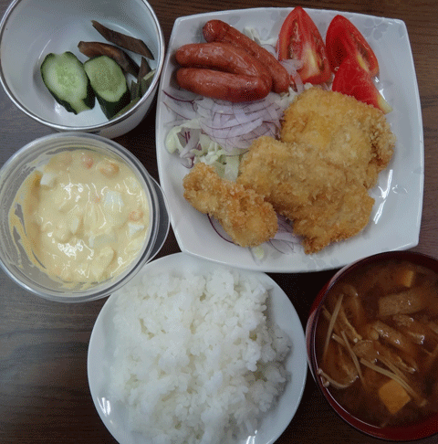 株式会社日食　今日のお昼ごはん　ごはん　味噌汁　鶏四つ身カツ　ウインナー　トマト　サラダ　自家製ヌカ漬け