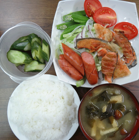 株式会社日食　今日のお昼ごはん　ごはん　味噌汁　塩鮭　ピリ辛ウインナー　サラダ　トマト　自家製ヌカ漬け