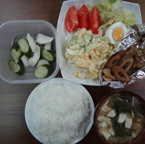 株式会社日食　今日のお昼ごはん　ごはん　味噌汁　ポテトサラダ　きんぴらごぼう　トマト　サラダ　自家製ヌカ漬け