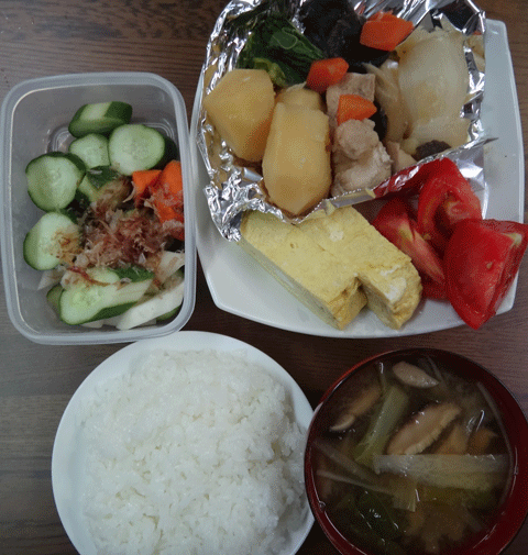 株式会社日食　今日のお昼ごはん　ごはん　味噌汁　肉じゃが　玉子焼き　トマト　自家製ヌカ漬け