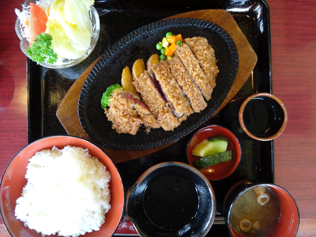 株式会社日食　今日のお昼ごはん　レストラン朱雀　福井県坂井市坂井町　若狭牛　ビーフカツセット　３３００円