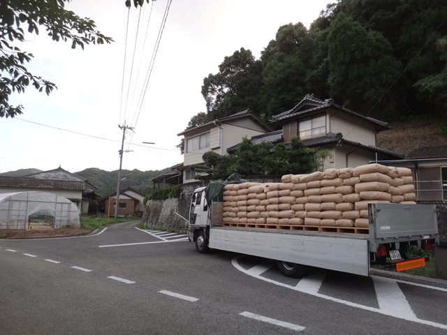 株式会社日食　熊本県天草市河浦町　倉田晋一　２５年産　新米コシヒカリ　新米わさもん　積み込み　産地特選米