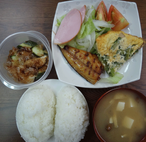 株式会社日食　今日のお昼ごはん　ごはん　味噌汁　鯖の干物　オムレツ　サラダ　自家製ヌカ漬け