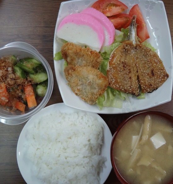 株式会社日食　今日のお昼ごはん　ごはん　味噌汁　アジのみりん干し　ヒレカツ　川虎かまぼこ　トマト　サラダ　自家製ヌカ漬け