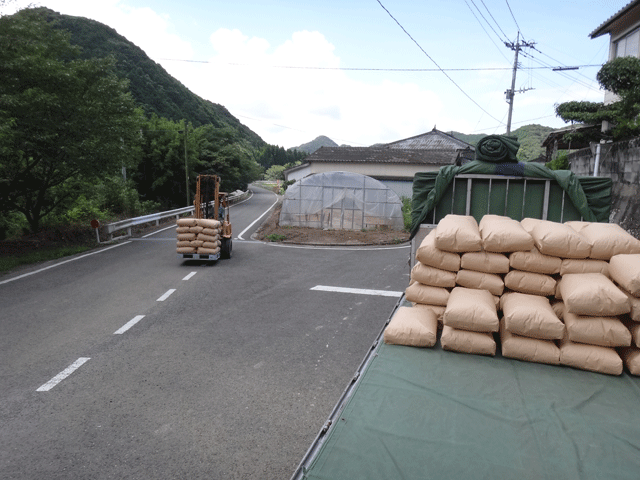 株式会社日食　熊本県天草市河浦町　倉田晋一　２５年産　新米コシヒカリ　新米イクヒカリ　積み込み　産地特選米