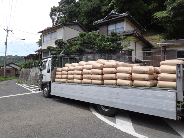 株式会社日食　熊本県天草市河浦町　倉田晋一　２５年産　新米コシヒカリ　新米イクヒカリ　積み込み　産地特選米