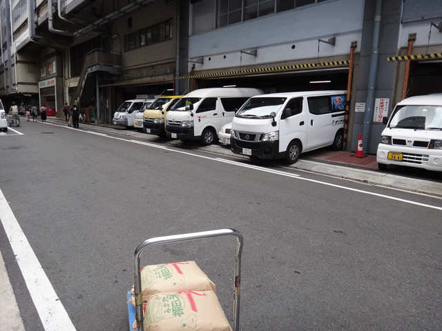 株式会社日食　ＪＲ博多駅　業者納品入口