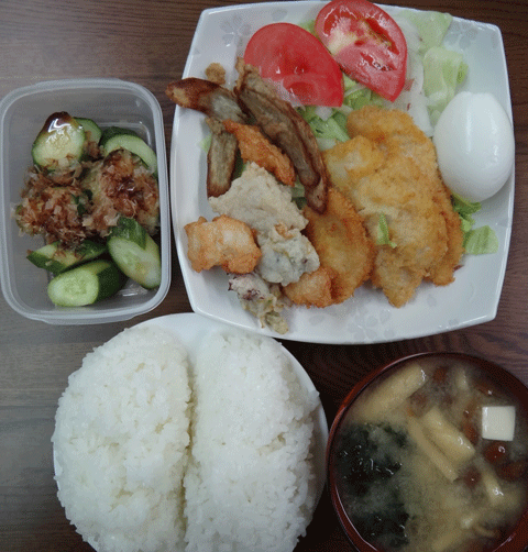 株式会社日食　今日のお昼ごはん　ごはん　味噌汁　チキンカツ　長崎清水のかまぼこ　トマト　サラダ　自家製ヌカ漬け