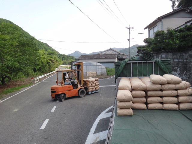 株式会社日食　熊本県天草市河浦町　倉田晋一　２５年産　新米イクヒカリ　新米あきさかり　積み込み　産地特選米