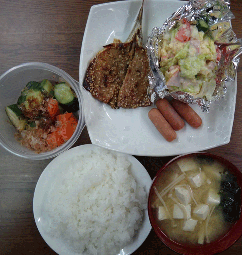 株式会社日食　今日のお昼ごはん　ごはん　味噌汁　アジのみりん干し　ウインナー　サラダ　自家製ヌカ漬け