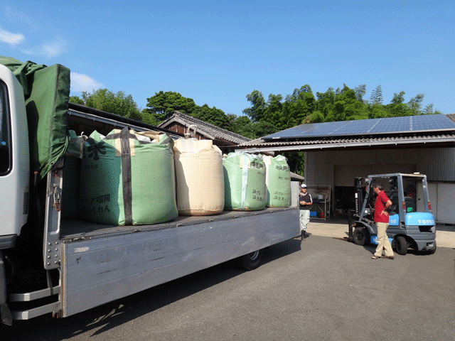 株式会社日食　乾燥籾の積み込み　佐賀県唐津市鎮西町名護屋　古川雅敏　２５年産　上場コシヒカリ　農薬不使用のお米