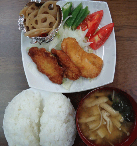 株式会社日食　今日のお昼ごはん　ごはん　味噌汁　チキンカツ　れんこんのきんぴら　サラダ