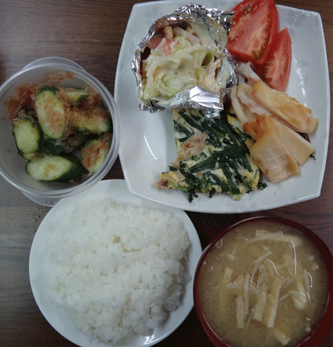 株式会社日食　今日のお昼ごはん　ごはん　味噌汁　イカの一夜干し　オムレツ　サラダ　トマト　自家製ヌカ漬け