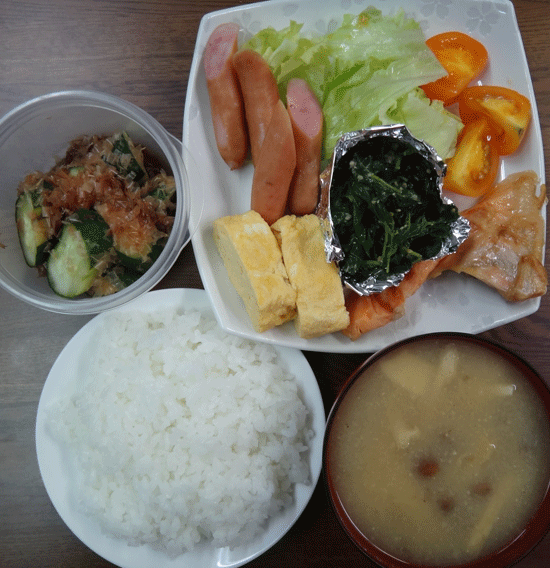 株式会社日食　今日のお昼ごはん　ごはん　味噌汁　塩鮭のカマ焼き　玉子焼き　ウインナー　モロヘイヤのおひたし　サラダ　トマト　自家製ヌカ漬け