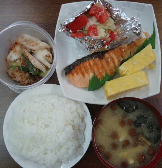 株式会社日食 ごはん 味噌汁 焼鮭 玉子焼 サラダ 自家製ヌカ漬け