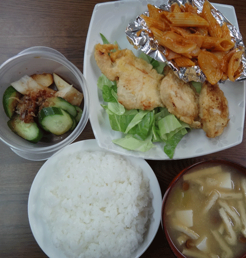 株式会社日食　今日のお昼ごはん　ごはん　味噌汁　鶏胸肉のピカタ　ペンネアラビアータ　自家製ヌカ漬け