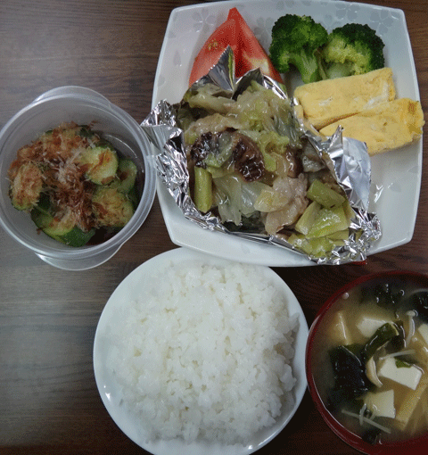 株式会社日食　今日のお昼ごはん　ごはん　味噌汁　野菜炒め　玉子焼き　ブロッコリー　トマト　自家製ヌカ漬け