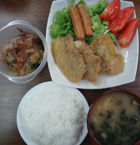 株式会社日食　今日のお昼ごはん　ごはん　味噌汁　豚のミルフィーユカツ　ウインナー　トマト　サラダ　自家製ヌカ漬け