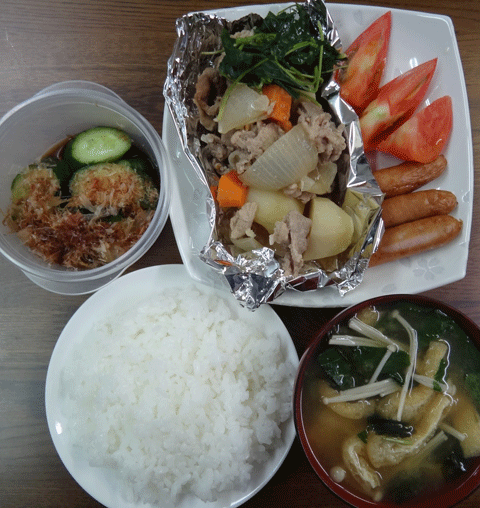 株式会社日食　今日のお昼ごはん　ごはん　味噌汁　肉じゃが　ウインナー　トマト　自家製ヌカ漬け