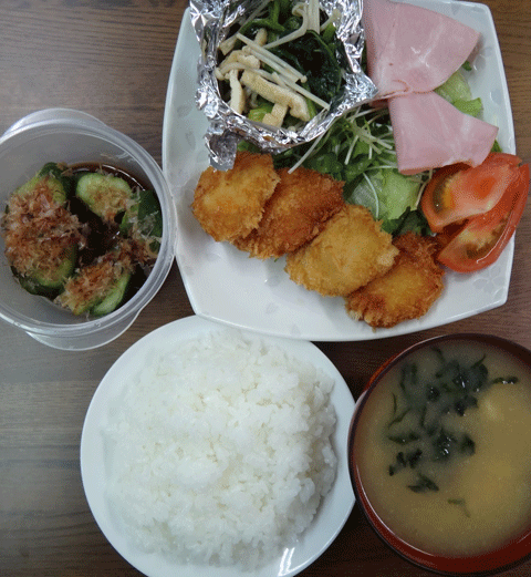 株式会社日食　今日のお昼ごはん　ごはん　味噌汁　ヒレカツ　ほうれん草のおひたし　サラダ　自家製ヌカ漬け