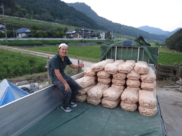 株式会社日食　生産農場ライスセンター　稲作屋　井上家　大分県中津市本耶馬渓町西谷　井上幸宏さん