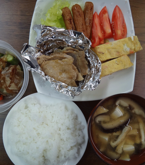 株式会社日食　今日のお昼ごはん　ごはん　味噌汁　豚の生姜焼き　玉子焼き　さつま揚げ　トマト　自家製ヌカ漬け