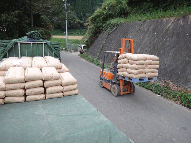 株式会社日食　米の積み込み　田部誠樹さん　大分県竹田市小川　２５年産　新米ひとめぼれ　産地特選米