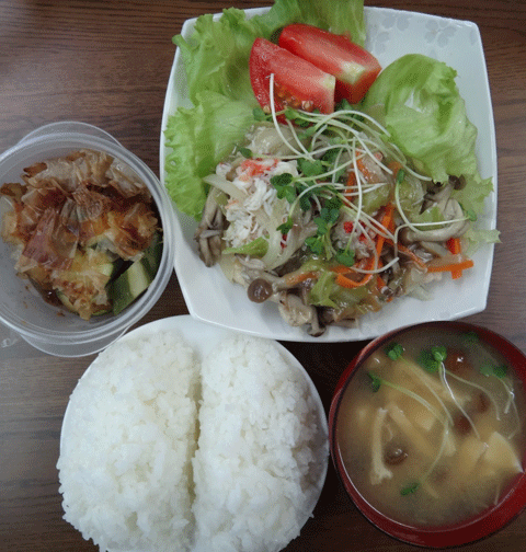 株式会社日食　今日のお昼ごはん　ごはん　味噌汁　鶏胸肉の甘酢あんかけ　トマト　サラダ　自家製ヌカ漬け