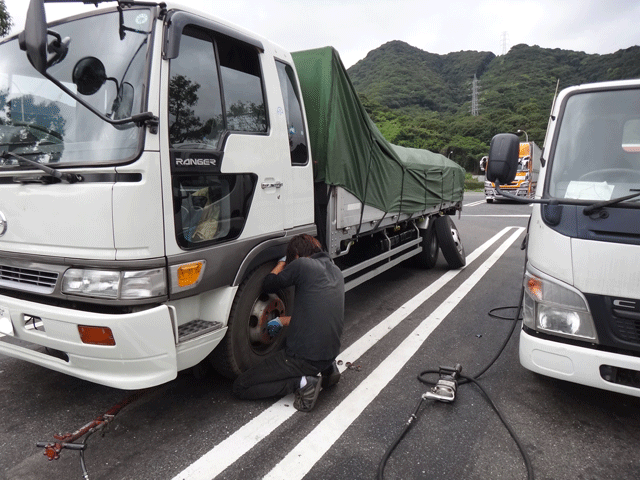 株式会社日食　トラック　タイヤ　亀裂