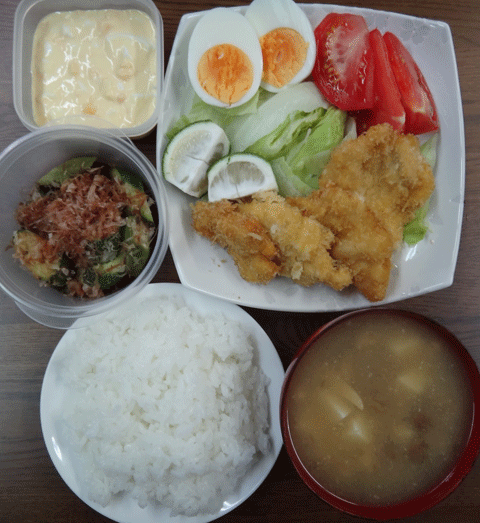 株式会社日食　今日のお昼ごはん　ごはん　味噌汁　チキンカツ　自家製タルタルソース　ゆで卵　トマト　サラダ　かぼす　自家製ヌカ漬け