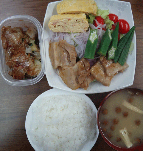 株式会社日食　今日のお昼ごはん　ごはん　味噌汁　自家製手作り煮豚　玉子焼き　サラダ　自家製ヌカ漬け