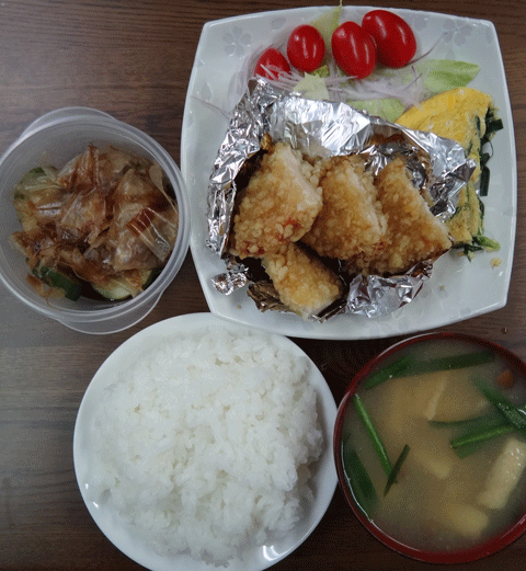 株式会社日食　今日のお昼ごはん　ごはん　味噌汁　チキン南蛮　オムレツ　サラダ　自家製ヌカ漬け