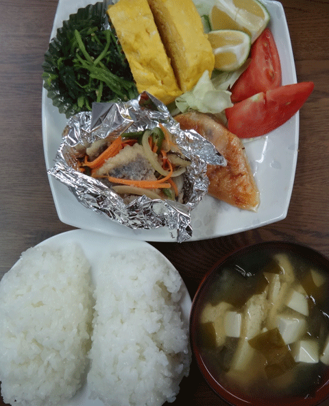 株式会社日食　今日のお昼ごはん　ごはん　味噌汁　塩鮭のカマ焼き　玉子焼き　三つ葉のおひたし　小鯵の南蛮漬け　トマト