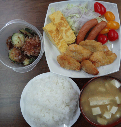 株式会社日食　今日のお昼ごはん　チキンカツ　玉子焼き　ウインナー　サラダ　トマト　自家製ヌカ漬け