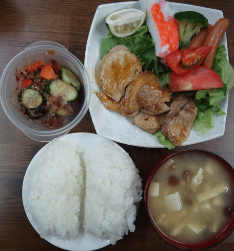 株式会社日食　今日のお昼ごはん　ごはん　味噌汁　豚の生姜焼き　サラダ　自家製ヌカ漬け