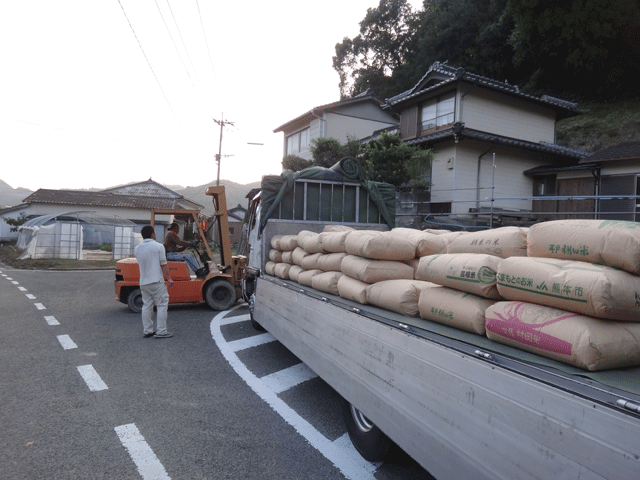 株式会社日食　熊本県天草市河浦町　倉田晋一　２５年産　新米ヒノヒカリ　屑米　焼酎用　積み込み　産地特選米