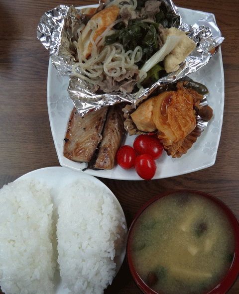 株式会社日食　今日のお昼ごはん　ごはん　味噌汁　鯖の干物　鶏肉のトマト煮　すき焼き　トマト