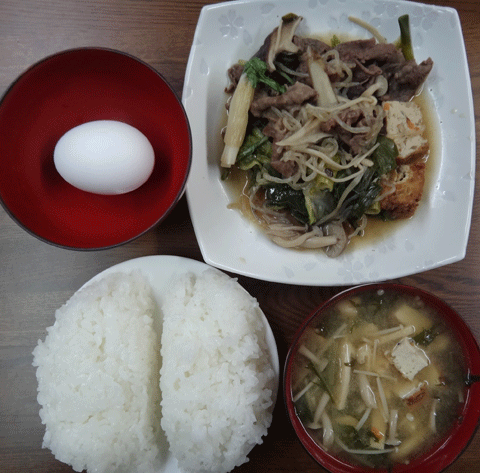 株式会社日食　今日のお昼ごはん　ごはん　味噌汁　すき焼き　生卵