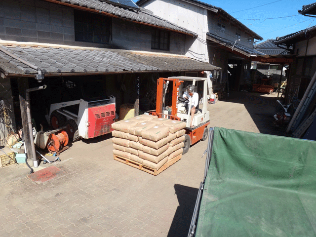 株式会社日食　中津沖代営農組合　古梶組合長　大分県中津市永添　２５年産　新米ヒノヒカリ　産地特選米　積み込み