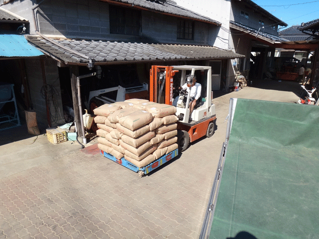 株式会社日食　中津沖代営農組合　古梶組合長　大分県中津市永添　２５年産　新米ヒノヒカリ　産地特選米　積み込み